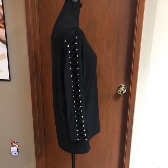 DONATED Rocker top with lattice sleeve, keyhole neck L NWT - Picture 4 of 6